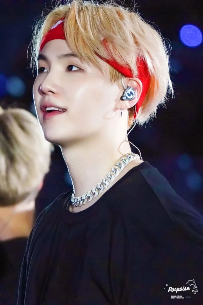 除了金泰亨,金硕珍还有闵玧其也很适合戴发带!_腾讯新闻