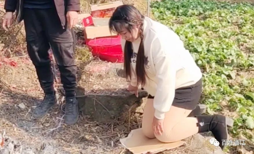 现场直击!四川女子33年后回家认亲,给父母下跪磕头