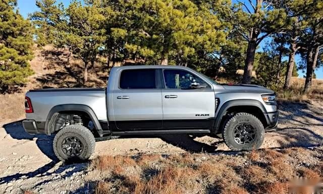 道奇版"猛禽"实车亮相,搭载6.2 v8动力,702马力,4.5s破百