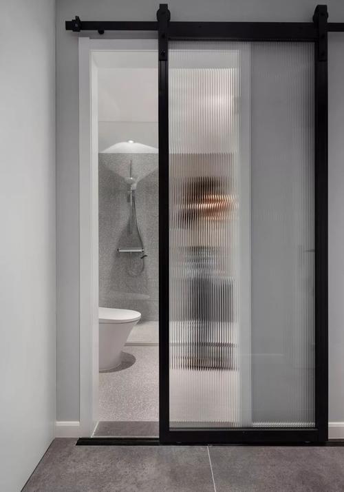 这就让人如厕非常不雅,通过玻璃正好可以模糊看到