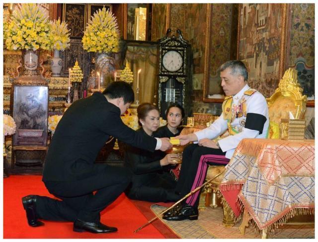 泰国保留王室,国王出游民众五体投地跪拜,中国人遇到咋办?