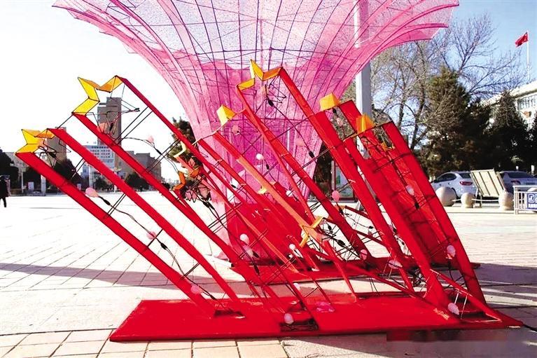 美化亮化工程以建党100周年巨型花灯为中心,突出"福""春"等传统造型