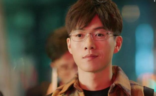 感情戏不输职场蜕变,其中凤凰男吴东江爱钱,但丁性格温暖每每护她周全