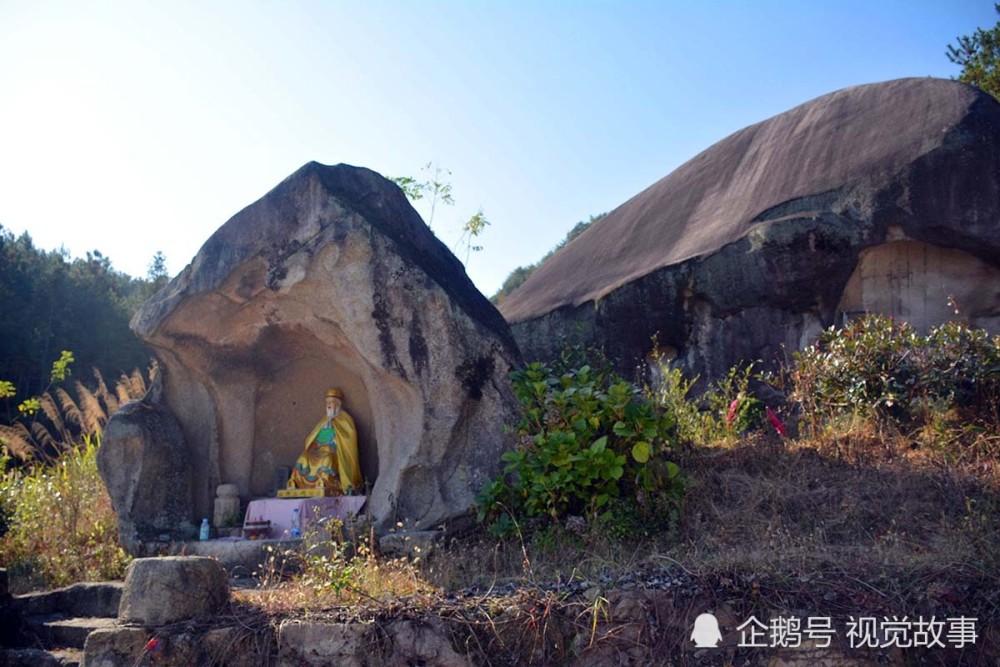 兩個巨大的石頭,其中前面一個石頭像一個站立的對窩,又似一個小石洞