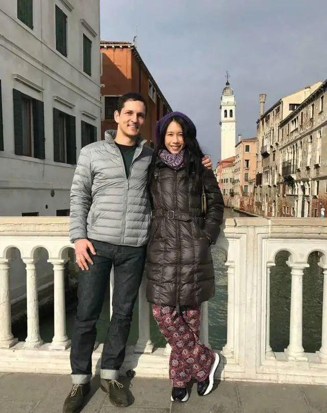 于文凤登记结婚,65岁老公出身银行世家,网友:比周星驰好多了