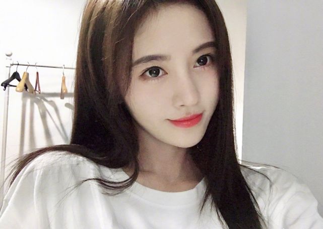 女星美图丨鞠婧祎才是女明星里的"生图杀手"!没有美颜滤镜,反而显年轻