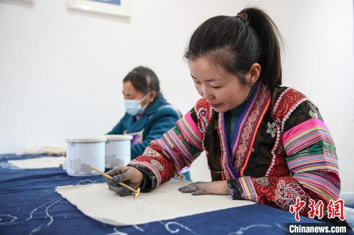 贵州黔西:苗族妇女巧手助致富