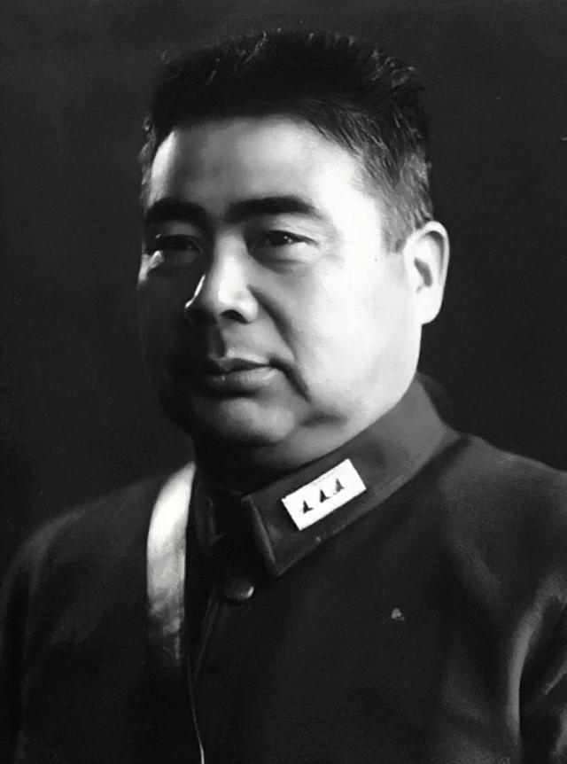 2005年,一位老农被请到钓鱼台国宾馆,期间十几位将军陪同