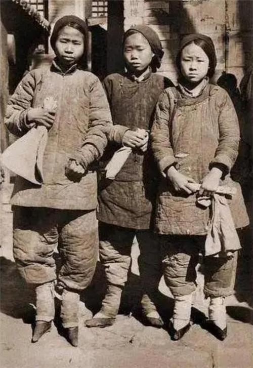 晚清百姓生活老照片地主小老婆确实漂亮抽鸦片的女子打扮时髦