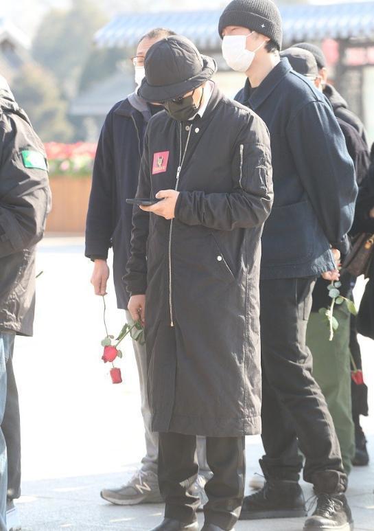 陈思诚王宝强等诸多好友前来为赵英俊送行,薛之谦情绪在现场一度失控