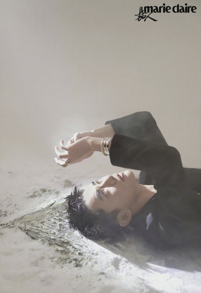 易烊千玺三登嘉人封面预告 眼神杀帅炸