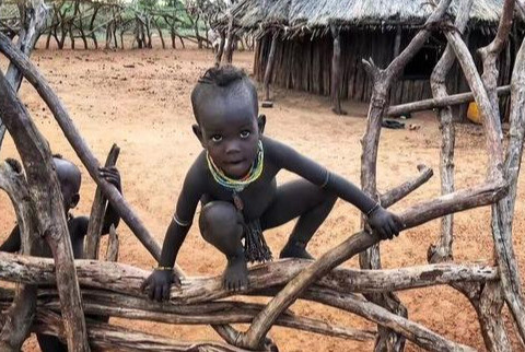 非洲一部落女性地位很高认为怀孕靠魔法拥有山药就能迎娶男性