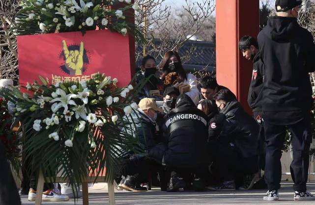 赵英俊追悼会众星持小红花送别