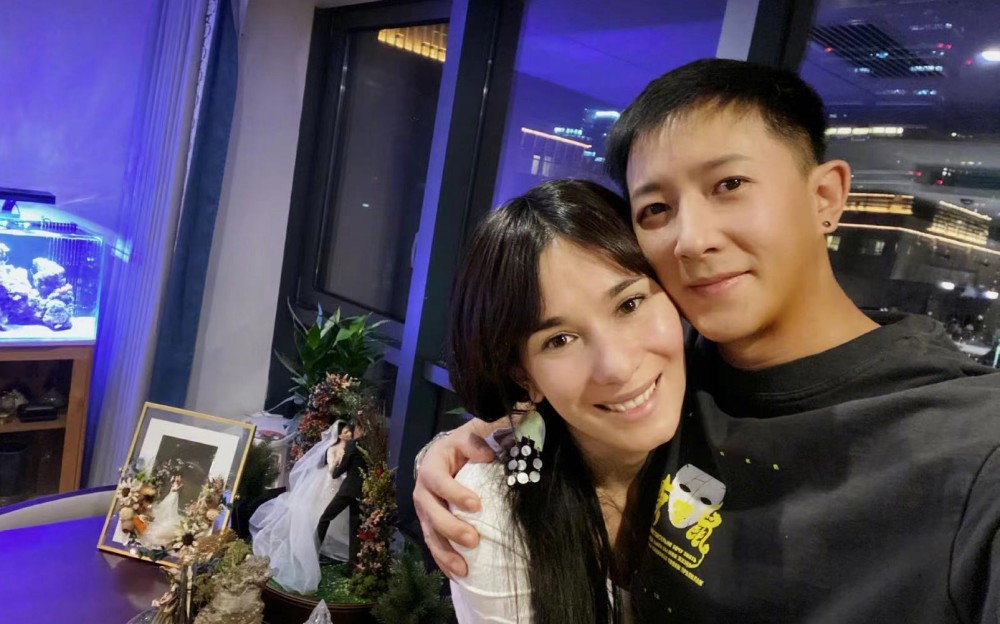 卢靖姗晒韩庚家居照秀恩爱笑言家里有丈夫谁还需要孩子