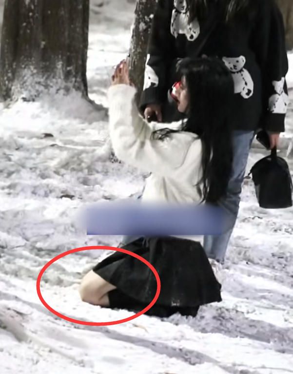 鞠婧祎雪地里拍照直接跪地上时看清她腿上穿的啥是对美最大的尊重
