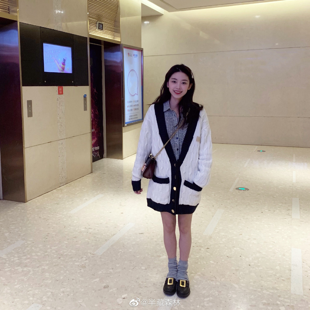 半藏森林节日发新图,蓝色眼影搭配碎花衣,这就是第一网红的审美