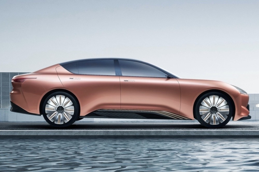 定位纯电超豪华轿车恒驰1实车亮相