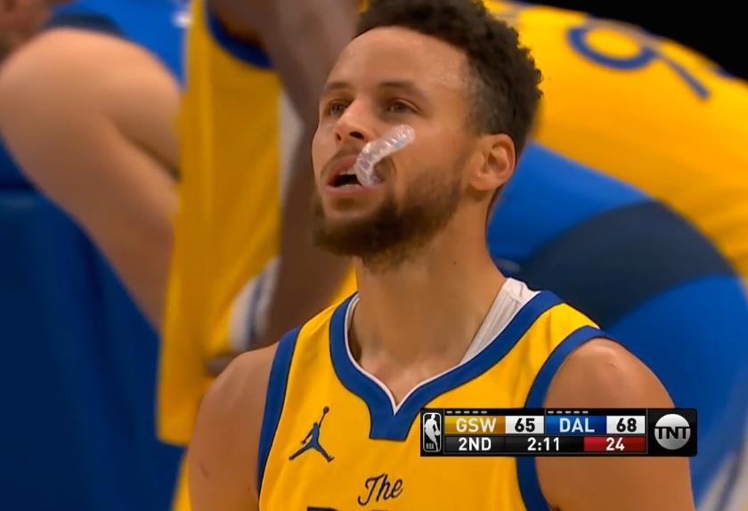 库里做望远镜手势惊叹队友妙传格林赛后自夸有魔术师范儿