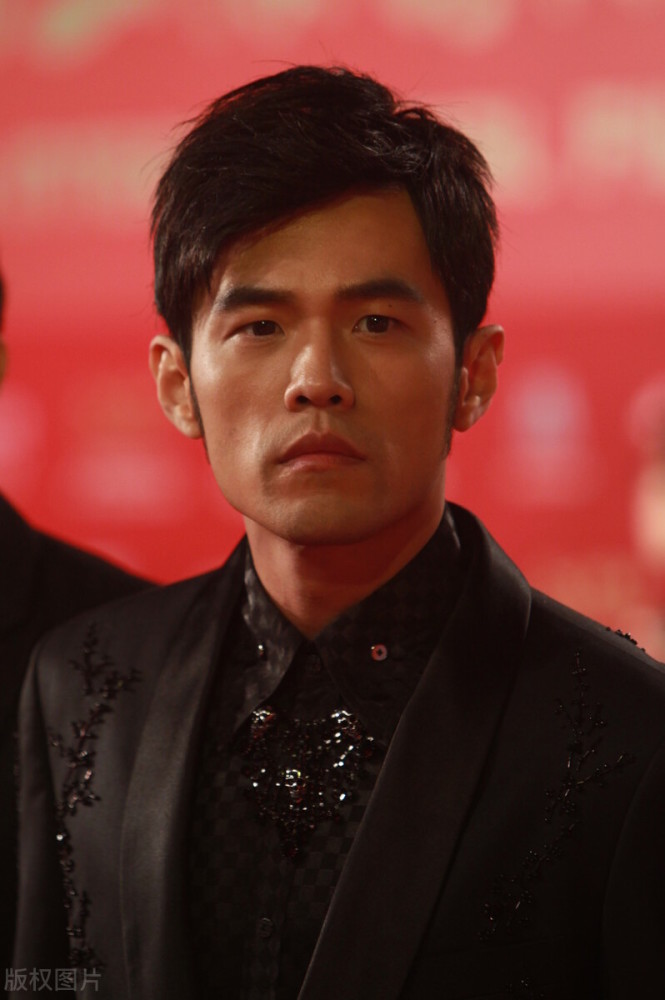 周杰伦突然变瘦!网友质疑是化妆效果?穿黑色风衣搭清爽帅气