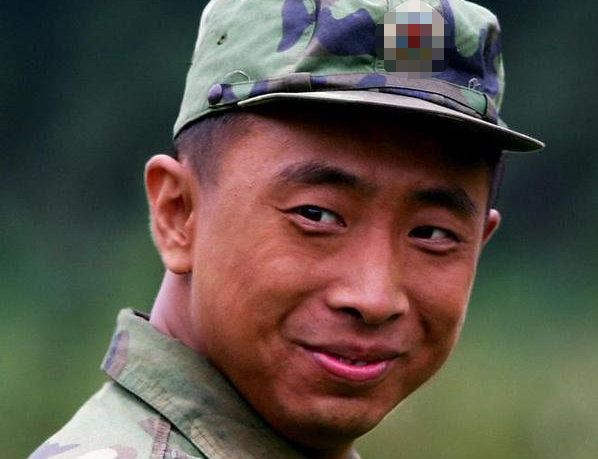 士兵突击班长范雷晒照两鬓斑白嘴角起泡家中简陋沙发破皮