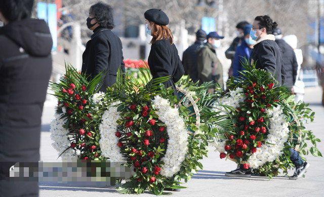 赵英俊告别仪式在京举行,黄渤薛之谦等持小红花悼念,场面凝重