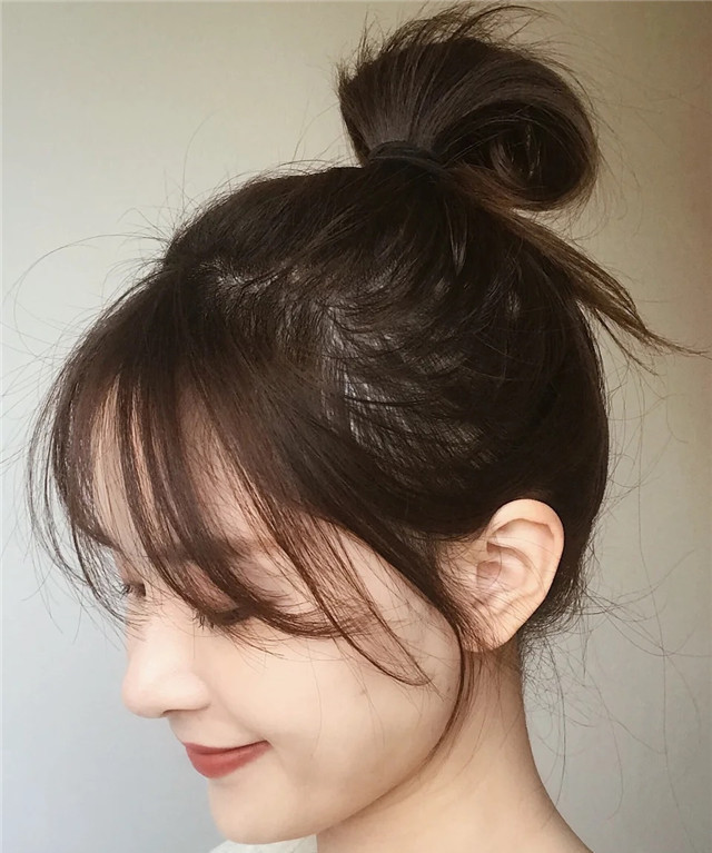 2021年流行半卷发半扎能小个两三岁刘海是关键颜色很重要