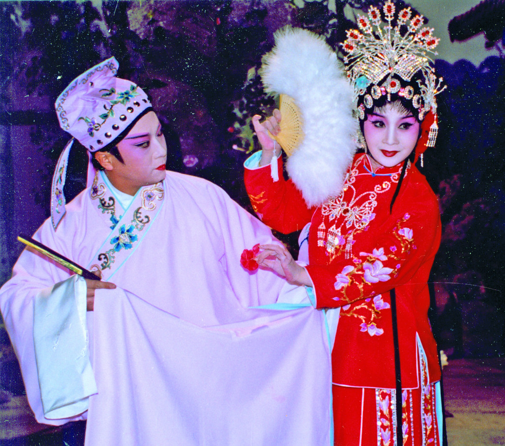 剧照(左起李金铭饰贾俊英,戴月琴饰张五可《花为媒》剧照(左起李