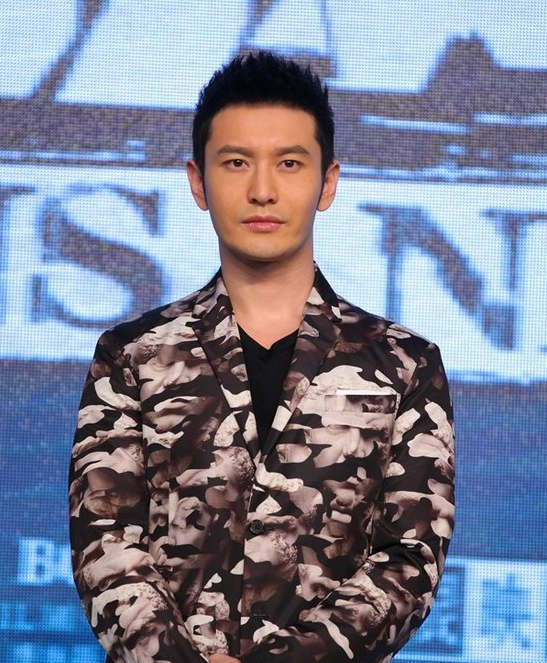 但黄晓明近两年,头顶处发量非常茂盛,发际线也很规整,完全看不出"m型"