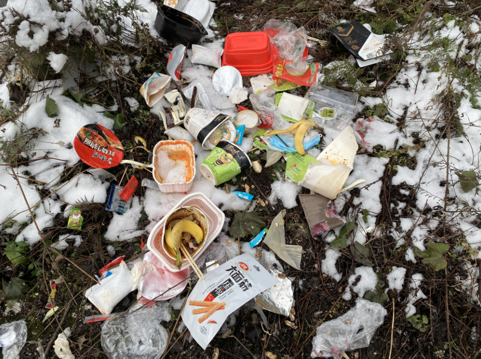 网友反映都江堰龙池风景区垃圾遍地龙池镇官方已清理但希望市民不要