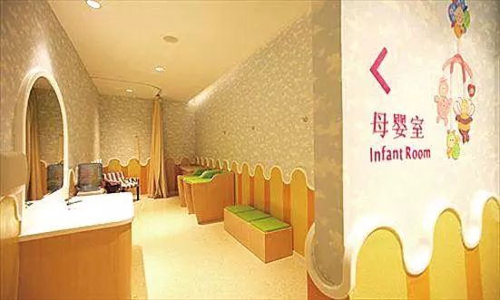 年轻女性霸占母婴室给手机充电宝妈不易请多理解与支持