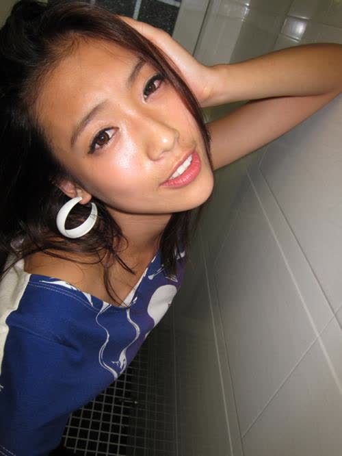 因为荆灵在易建联背后默默做起了贤惠的女人,在家里当起了全职太太,相