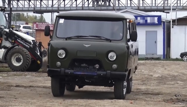 伪装成面包车的硬汉子俄罗斯uaz452轮式多用途车