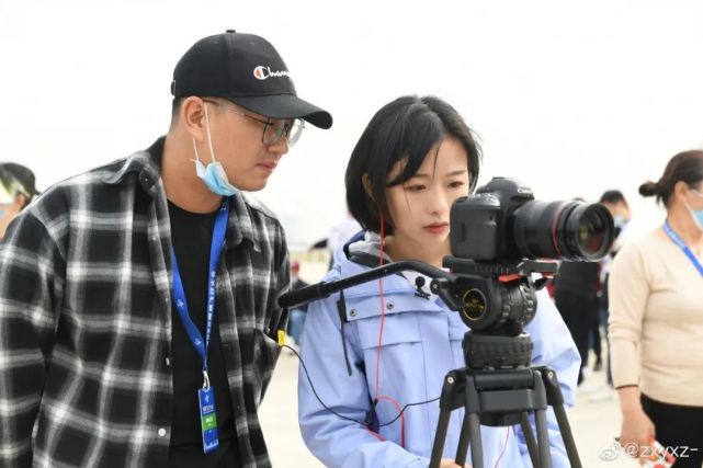 相貌出众,再加上能力不俗,她很快就成为cctv-7出镜率最高的记者之一.