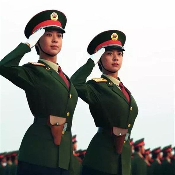 祖国50周年大阅兵女兵方队领队的双胞胎英姿飒爽红遍全国