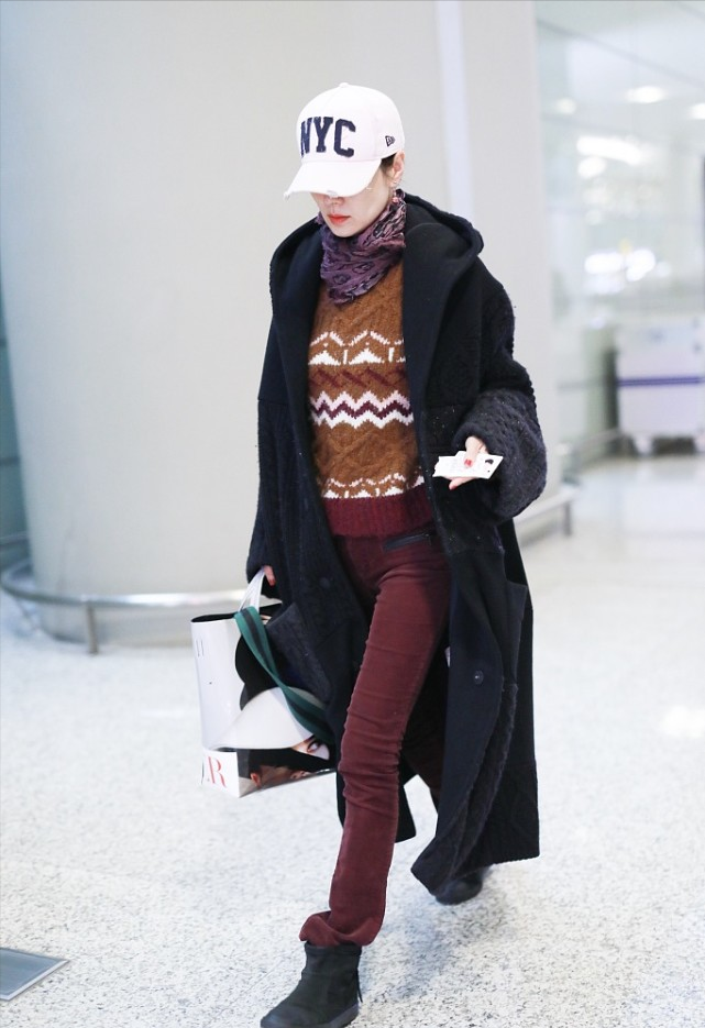 马伊琍美出新高度穿连帽大衣比例抢镜身高164cm成穿搭榜样