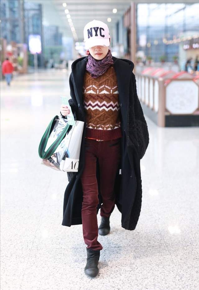 马伊琍美出新高度穿连帽大衣比例抢镜身高164cm成穿搭榜样