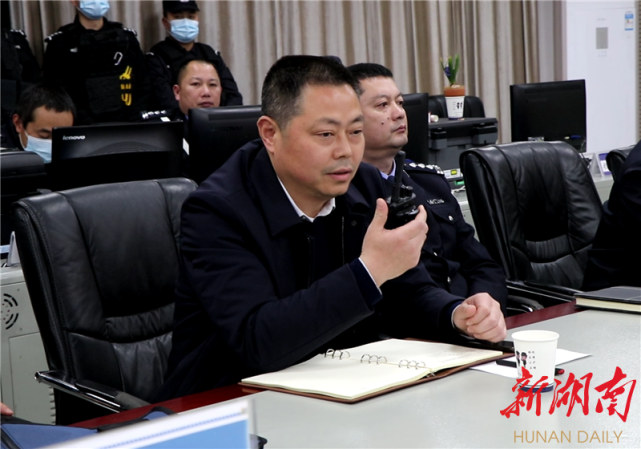 吉首市委常委,政法委书记胡学清宣布行动开始,全体参