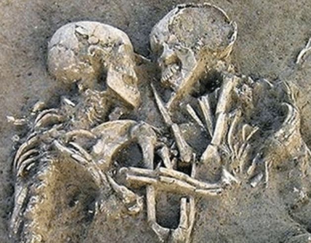 情人死前深情拥吻,一吻跨越了2800年,让无数人感慨_腾讯新闻