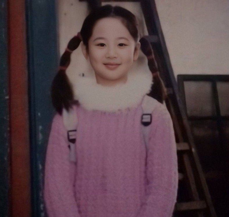 杨紫和小时候的自己合拍容貌等比例的放大简直太可爱啦