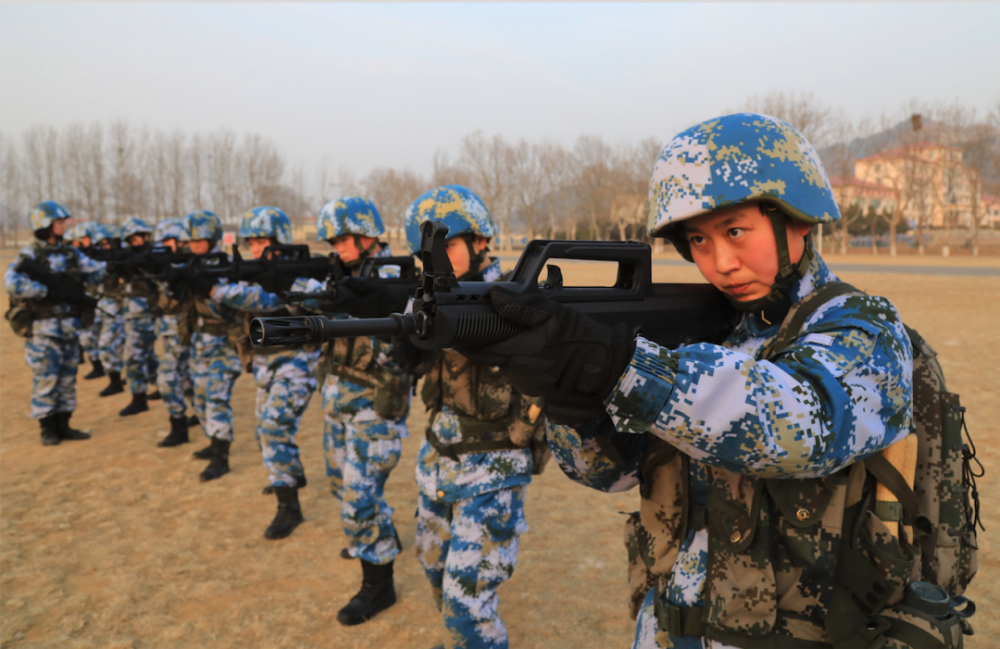 军营传真春意渐浓练兵正忙