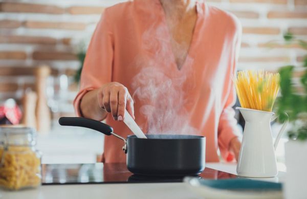 明知儿媳对盐过敏,恶毒老太做饭使劲放盐:不料自己吃成肾结石