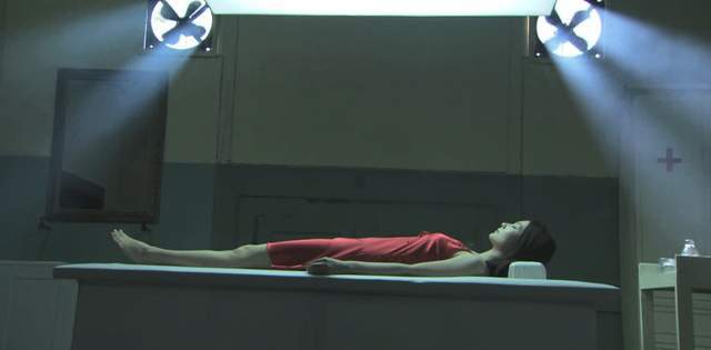 女孩明明没死,却被送进停尸房,还给她注射防腐剂,犯罪惊悚片