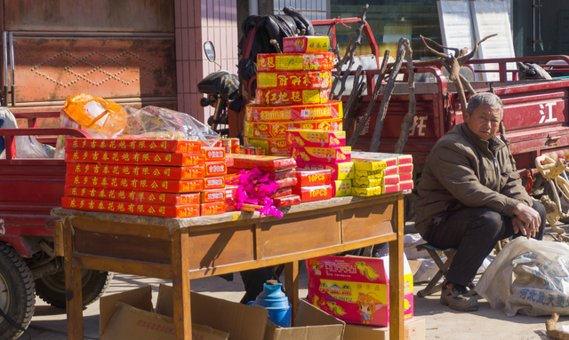 老外作死把鞭炮摆在雨伞上,一把火点燃,场面有些震撼!