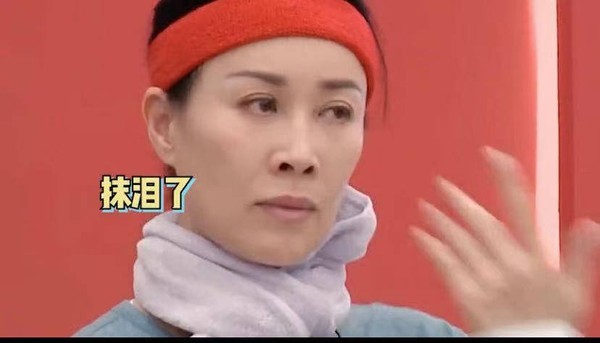 天后那英唱歌遭批评本人低头抹泪好失落惹女星们心疼安慰