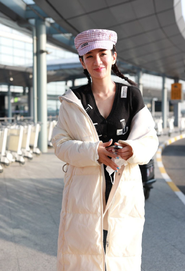 黄奕太会装嫩了!粉色报童帽配麻花辫似少女,素颜不像43岁的人