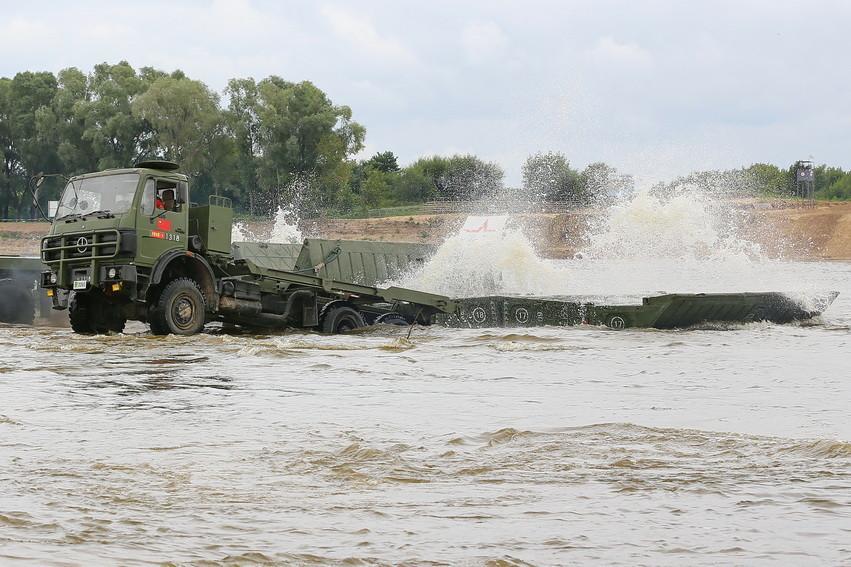 79式带式舟桥由河中全形舟,岸边舟和舟车等组成,可以架设门桥,浮桥和