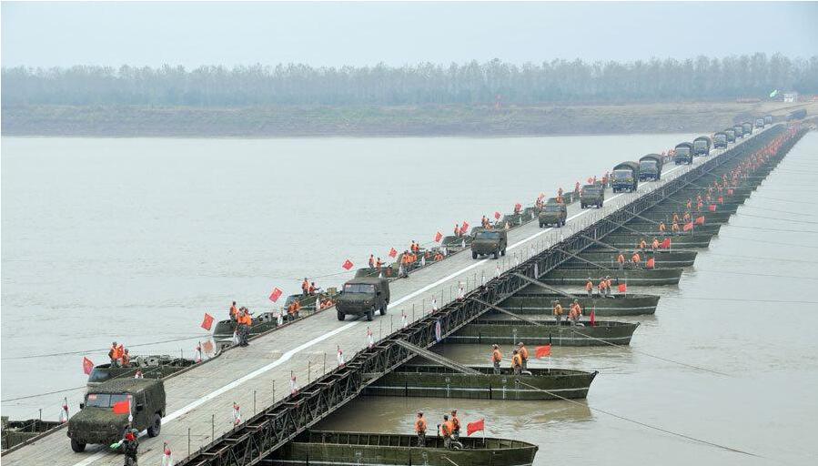 79式带式舟桥由河中全形舟,岸边舟和舟车等组成,可以架设门桥,浮桥和
