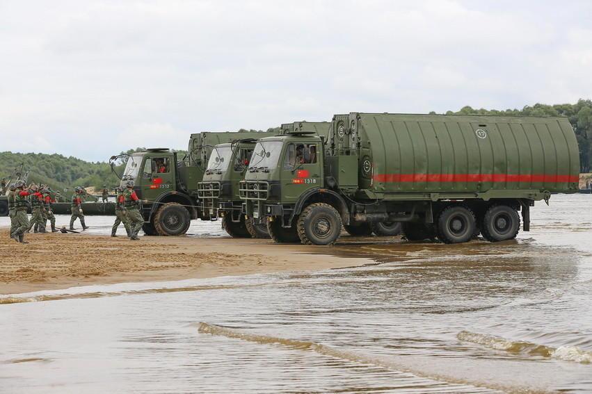 79式带式舟桥由河中全形舟,岸边舟和舟车等组成,可以架设门桥,浮桥和