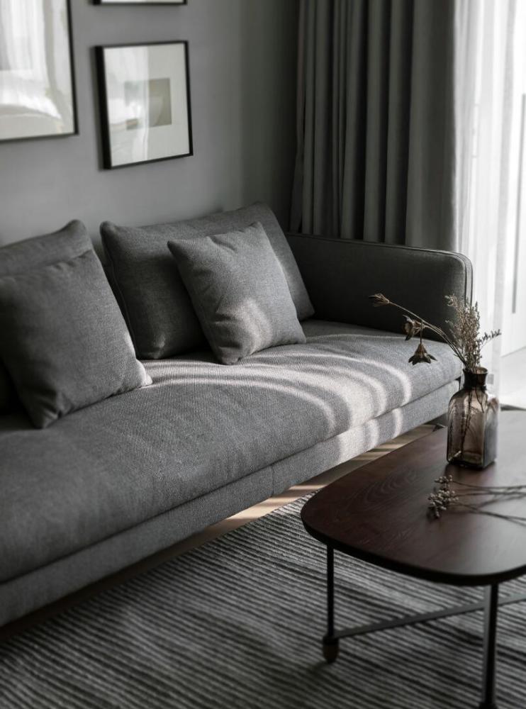 灰色的棉麻沙发,原木色的茶几,再搭配上肌理感很好强地毯,既凸显出了