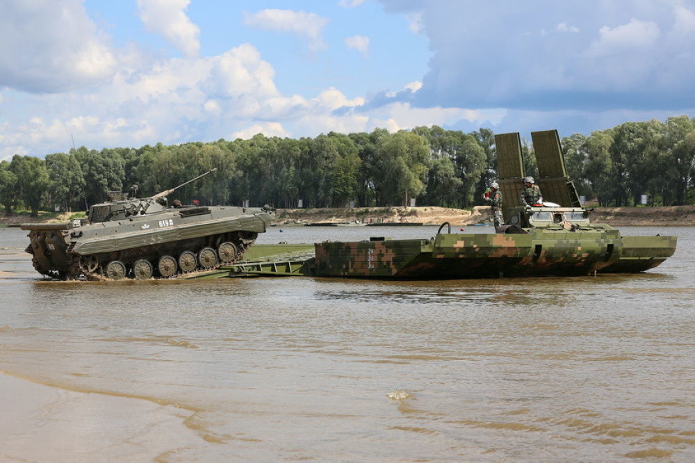 目前hzfq60应急分置式舟桥是我国最先进的第三代重型舟桥,用于在紧急